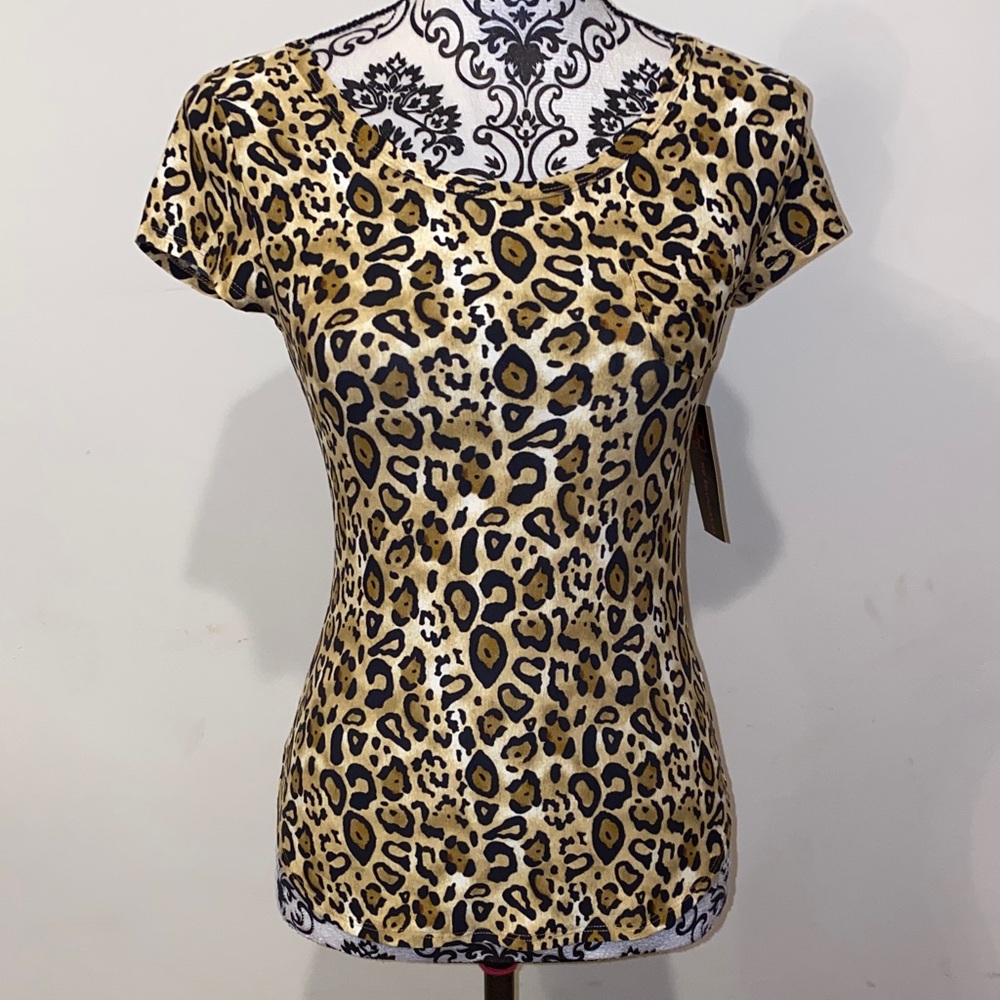 5/$50 NWT!! No Boundaries Leopard Print Short Sleeve Top Size Small